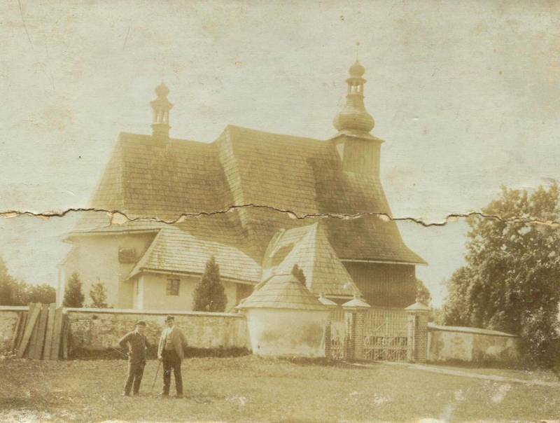 Původní kostelík v Sudicích měl dřevěnou loď a zděný presbytář. Vyhořel během výstavby nového kostela. 